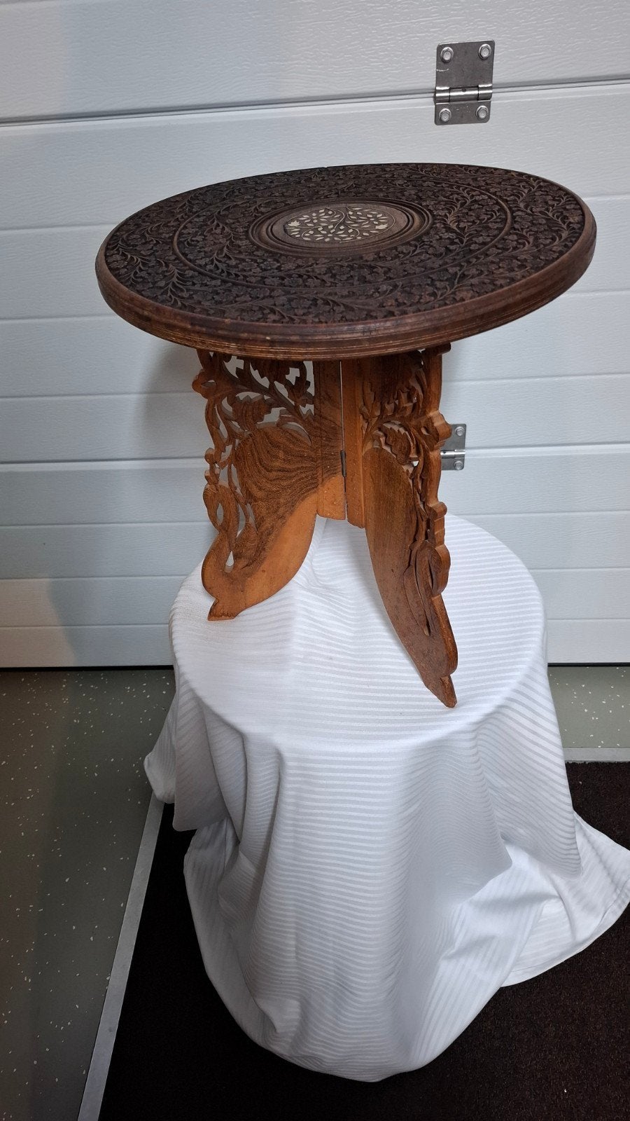 bijzettafel met veel houtsnijwerk uit India zie omschrijving, Antiek en Kunst, Ophalen