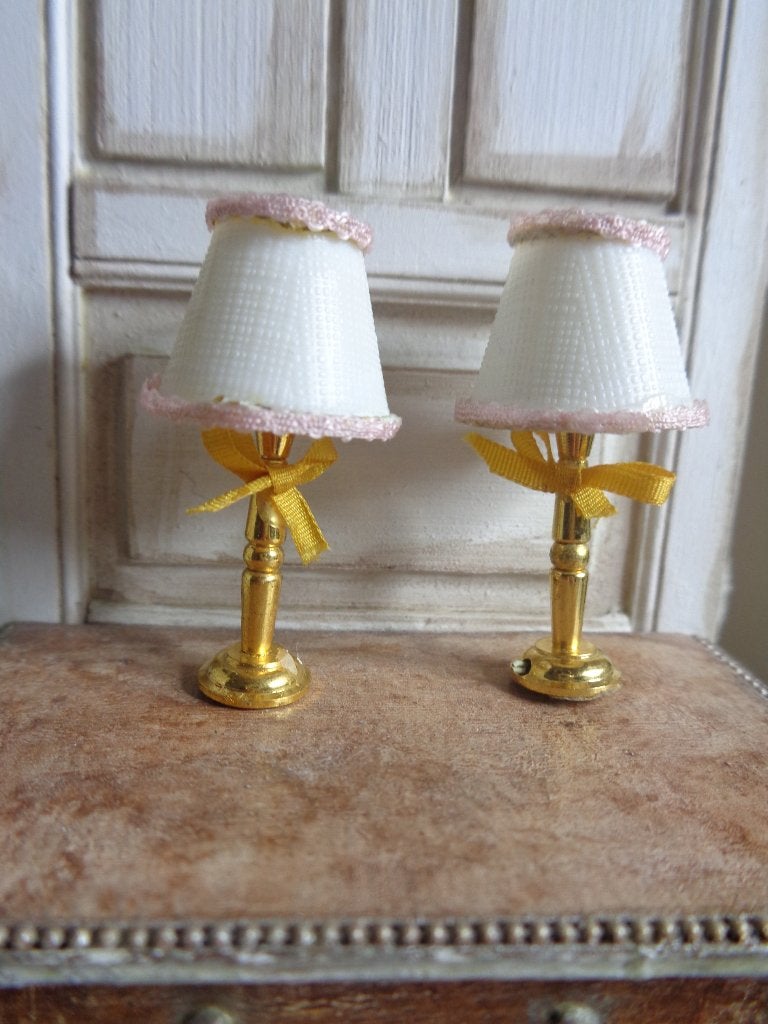 Sierlampjes 2 stuks.....Poppenhuis 1:12…(Fotonr R19), Ophalen of Verzenden, Zo goed als nieuw, Poppenhuis