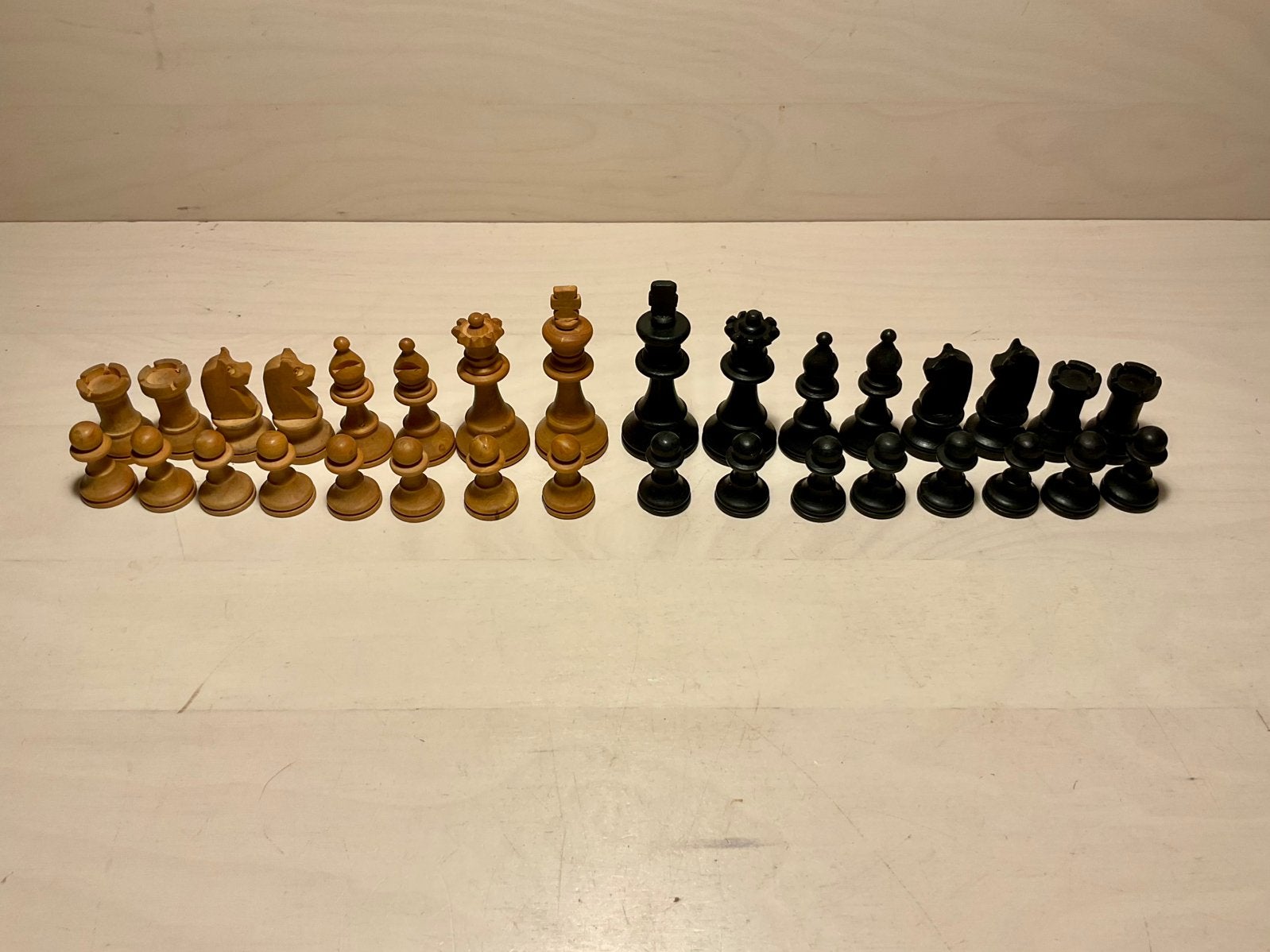 Vintage Staunton schaakstukken de koning meet ca 75 mm, Een of twee spelers, Ophalen of Verzenden, Gebruikt