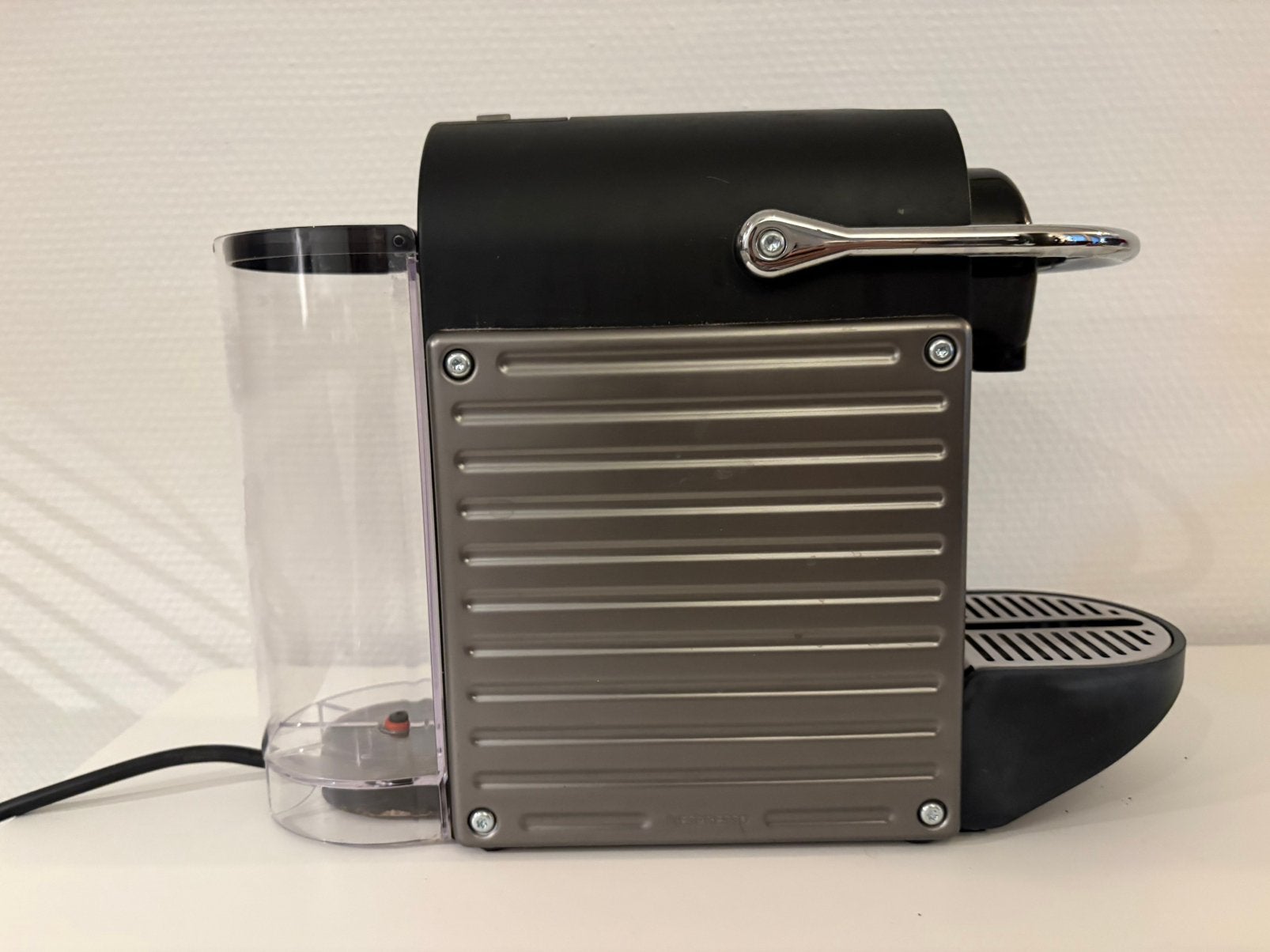 Nespresso Krups Pixie Titan, Espresso apparaat, Ophalen of Verzenden, Zo goed als nieuw, 1 kopje