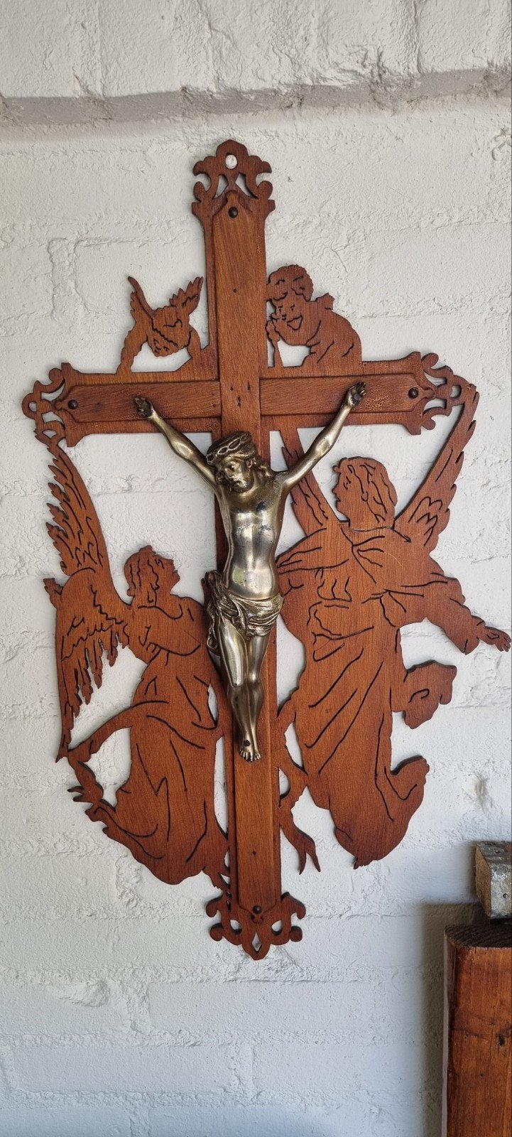 Vintage wandkruis hout gesneden met metalen Jezus corpus, Antiek en Kunst, Ophalen