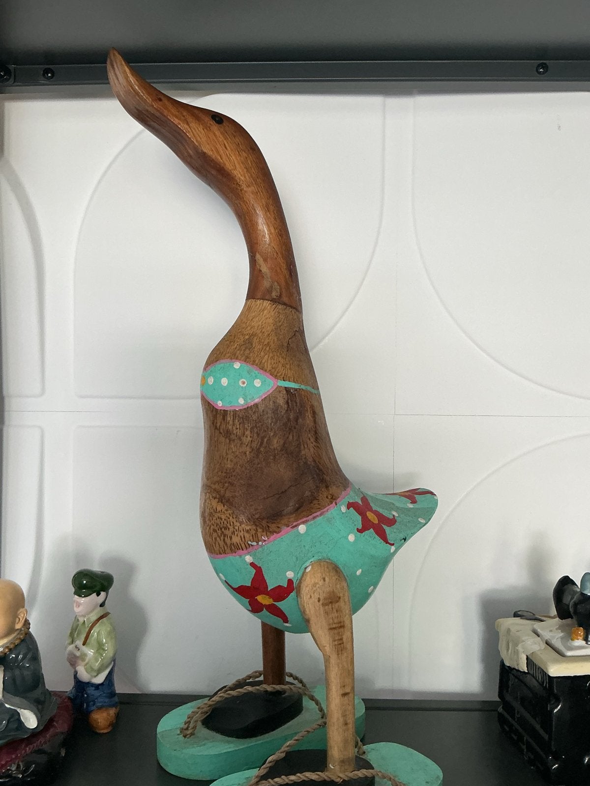 Houten eend in bikini - handgemaakt beeld, Ophalen of Verzenden, 20 - 50 cm, Beeld, Hout