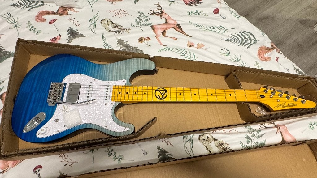 Elektrish gitaar merk J & D ST-Flame Blue Natural Fade, Ophalen, Nieuw, Solid body, Overige merken