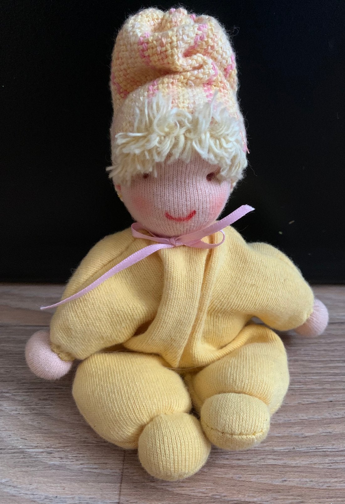 (Antroposofisch) popje geel, Ophalen of Verzenden, Zo goed als nieuw, Babypop