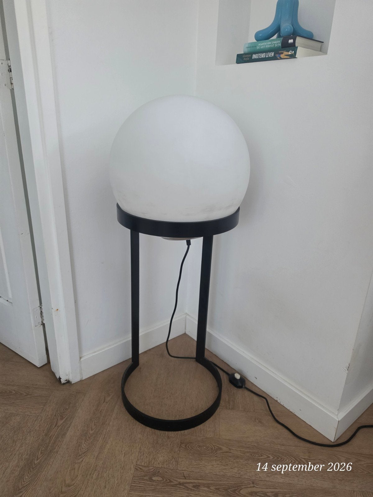 “Vintage vloerlamp in Space Age (1970s), opaline glazen bol