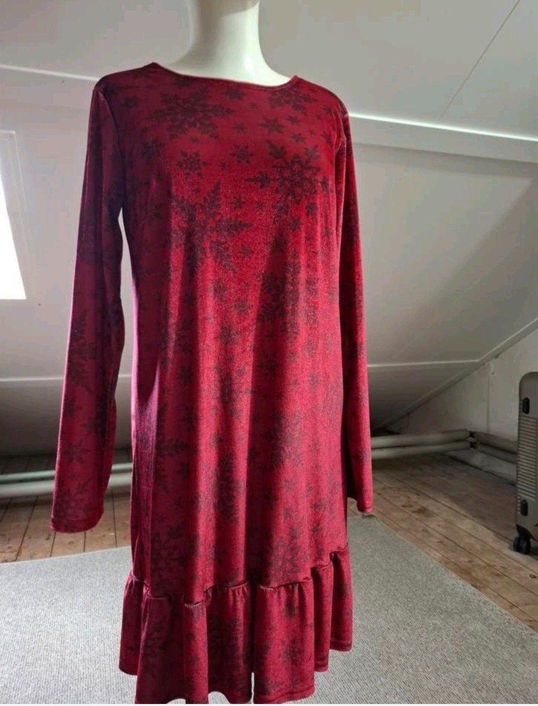 Fluwelen rode jurk met zwarte print – maat M, Kleding | Dames, Maat 38/40 (M), Ophalen of Verzenden, Zo goed als nieuw, Boven de knie