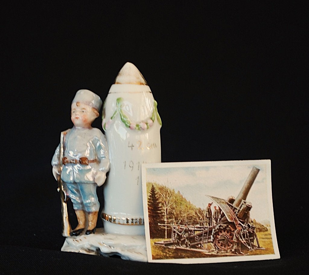 Kanon WW1 porselein beeld Soldaat met  Dikke Bertha  granaat, Ophalen of Verzenden
