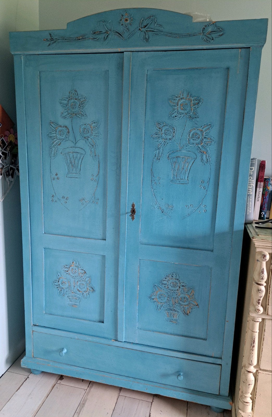 Vintage houten kleding kast blauw gegraveerde bloemen, Gebruikt, 100 tot 150 cm, 150 tot 200 cm, 25 tot 50 cm