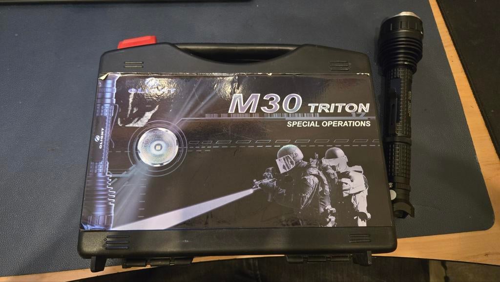 Olight M30 Triton tactical zaklamp, Ophalen of Verzenden, Zo goed als nieuw, Batterij