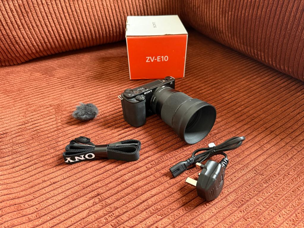 Sony ZV-E10 met Sigma 30mm 1:1.4 DC DN, Audio, Tv en Foto, Fotocamera's Digitaal, Ophalen, Compact, Zo goed als nieuw, Sony