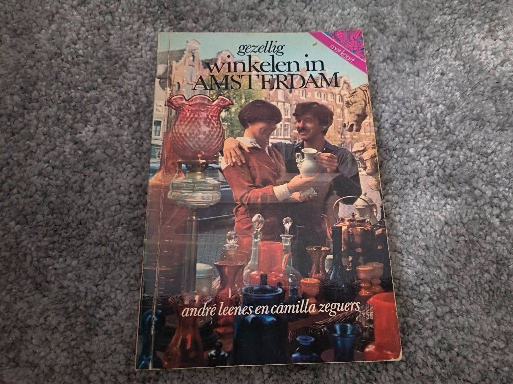 Gezellig winkelen in Amsterdam, 20e eeuw of later, A.Leenes / C. Zeguers, Ophalen of Verzenden, Zo goed als nieuw
