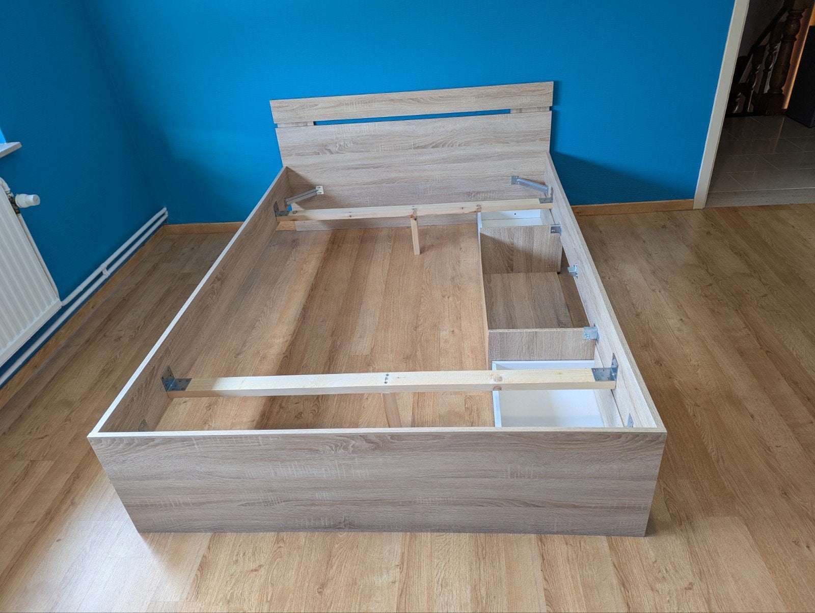 tiener bed met twee nachtkastje bij de bed zit twee laden, Huis en Inrichting, Slaapkamer | Complete slaapkamers, Ophalen, Tweepersoons