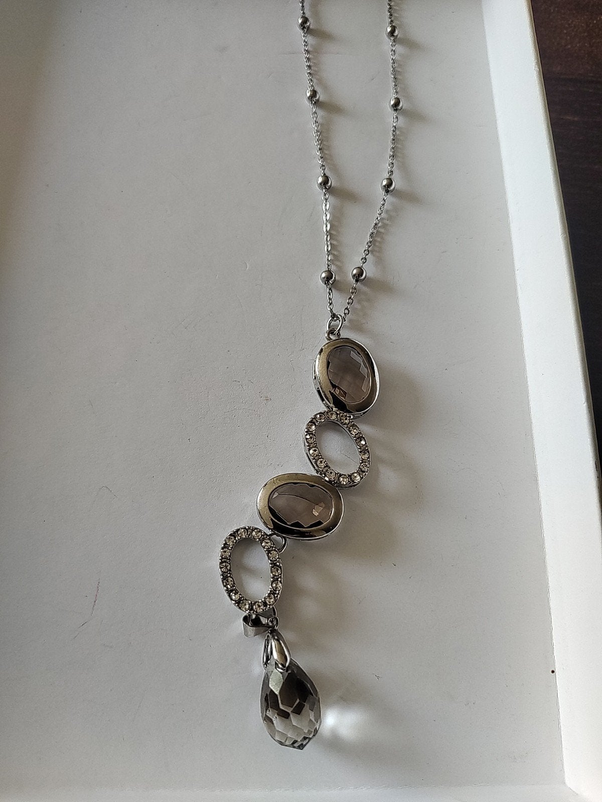 Elegante ketting met kristallen en zilverkleurige accenten, Overige materialen, Ophalen of Verzenden, Zo goed als nieuw, Verstelbaar