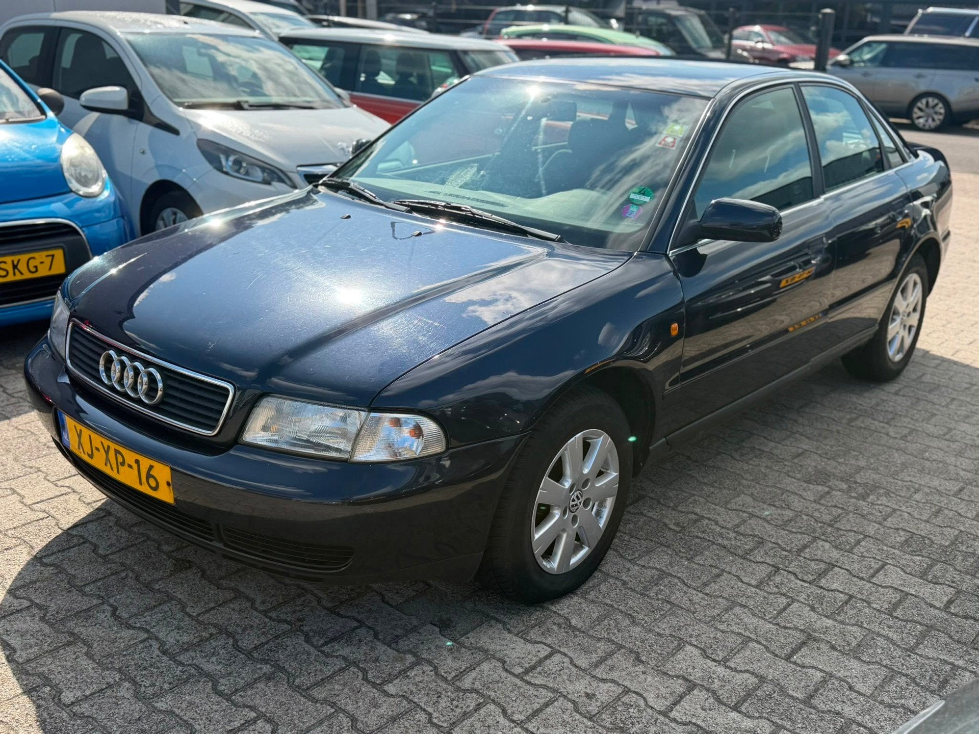 Audi A4 Limousine 1.6 Advance Airco Climate 180.000 KM APK 2, Auto's, 101 pk, 4 cilinders, Blauw, Handgeschakeld