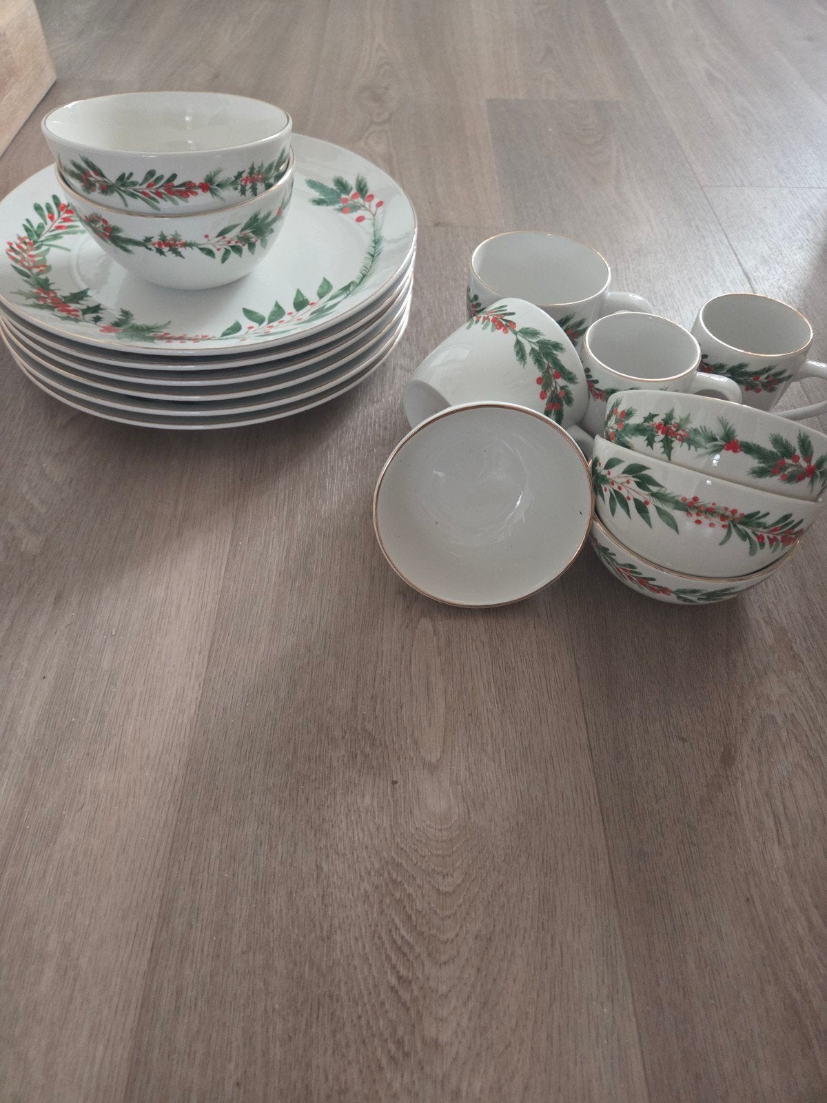 Kerstservies AH met hulstmotief - Borden, kommen en mokken, Huis en Inrichting, Ophalen, Overige merken, Zo goed als nieuw, Overige stijlen