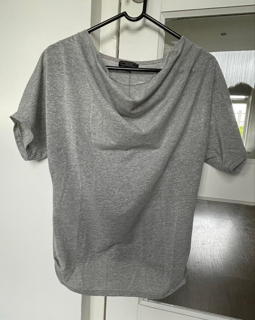 Geisha shirt zilverkleurig met waterval hals, Maat 38/40 (M), Ophalen of Verzenden, Zo goed als nieuw, Korte mouw