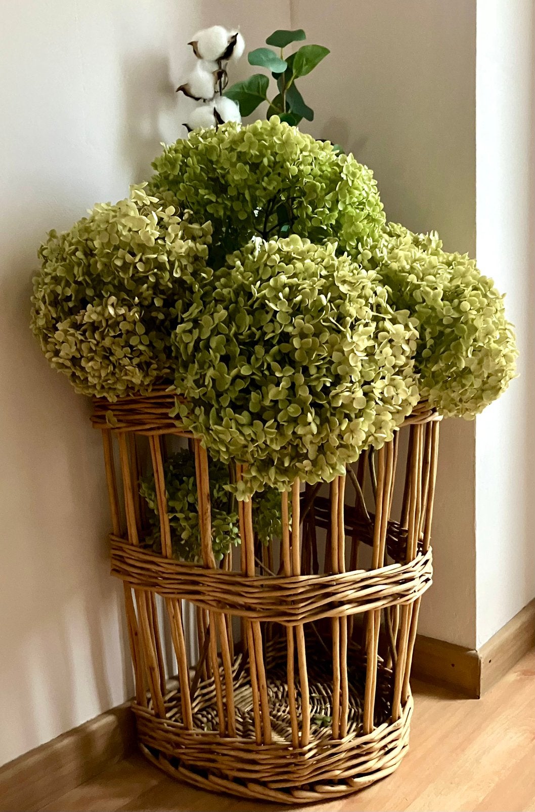 Prachtige rieten mand om neer te zetten of op te hangen., Ophalen, Zo goed als nieuw, Rond, Riet