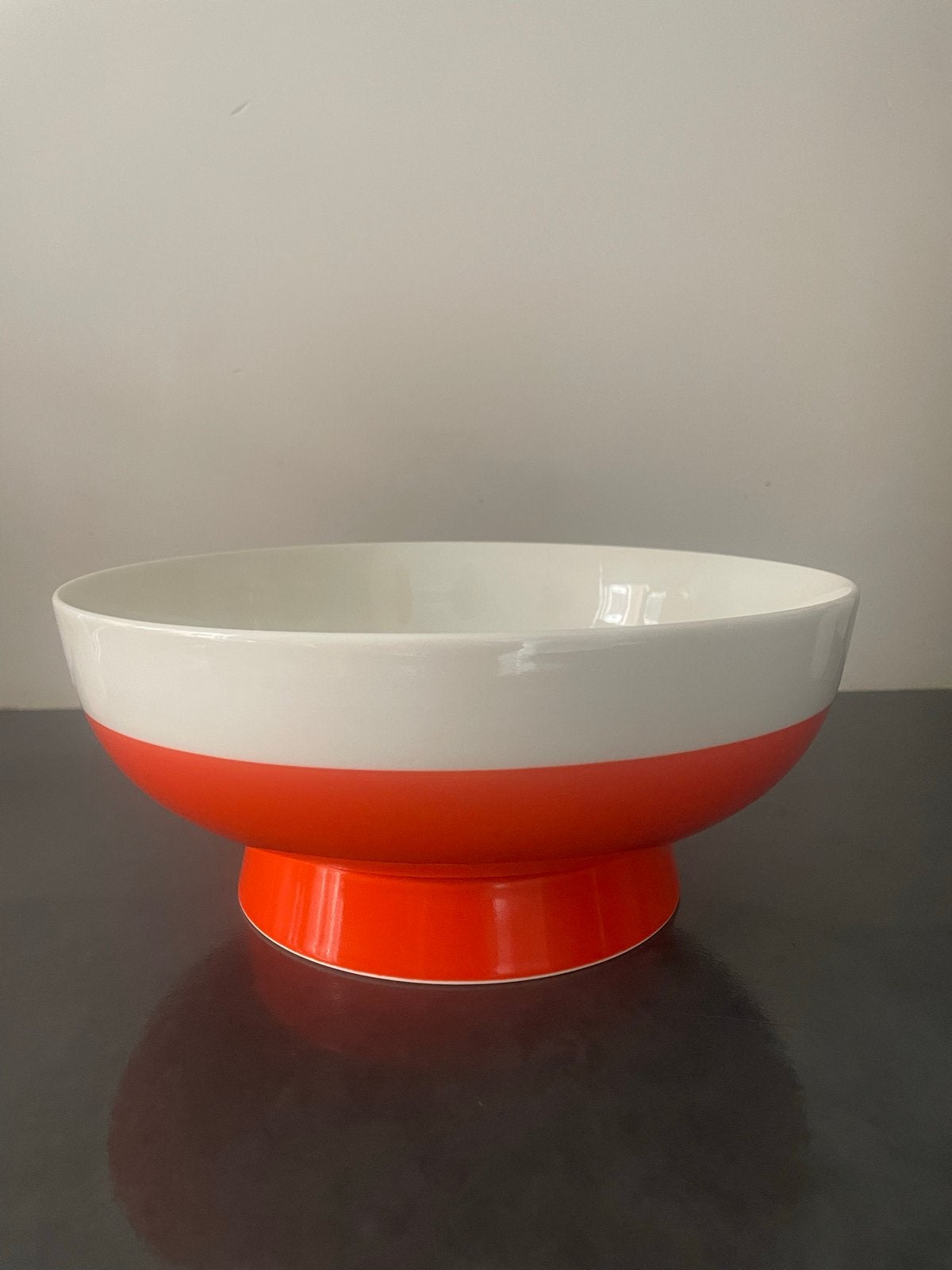 Saladeschaal / fruitschaal - Wit/Oranje -HEMA 26cm, Huis en Inrichting, Op voet, Porselein of Keramiek, Schaal, Rond