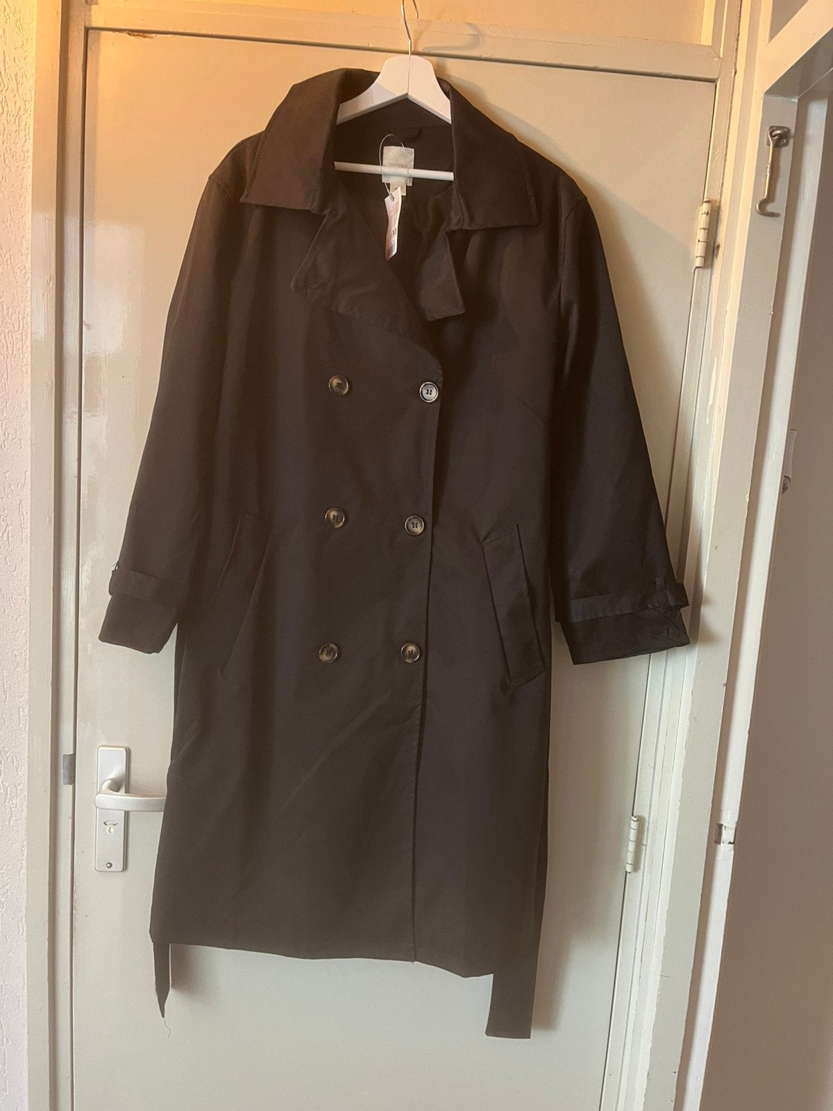 Zwarte trenchcoat. Nieuw., Ophalen of Verzenden, Nieuw, Maat 38/40 (M), Zwart