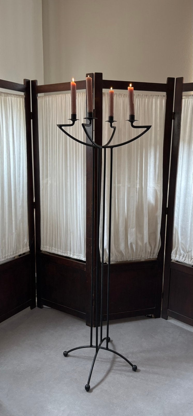 Vintage smeedijzeren zwarte vloerkandelaar | sculpturaal, Zwart, Ophalen of Verzenden, Zo goed als nieuw, 132 cm