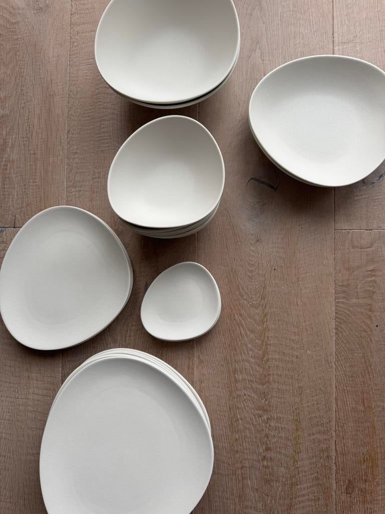 Leuk wit servies met organische vorm van Casa, Huis en Inrichting, Keuken | Servies, Ophalen, Zo goed als nieuw, Bord(en), Overige stijlen