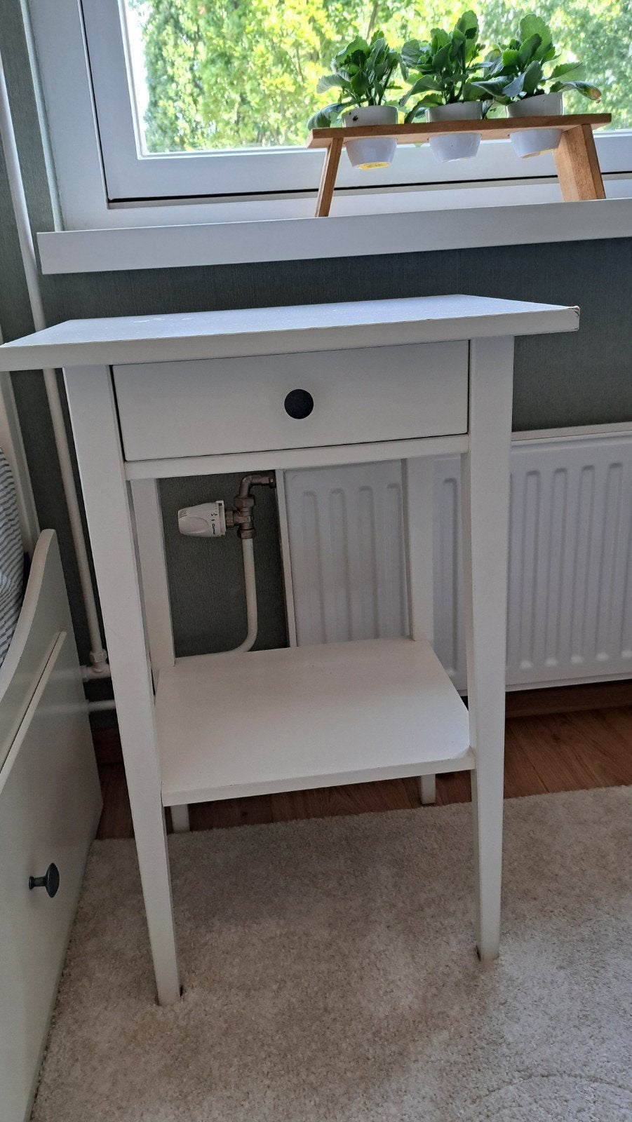 hemnes nachtkastje met lade ikea, Huis en Inrichting, Slaapkamer | Nachtkastjes, Ophalen, Gebruikt, 45 tot 65 cm, 70 cm of meer