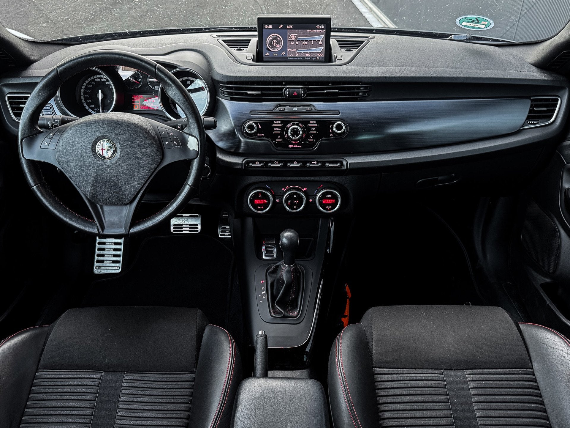 Alfa Romeo Giulietta 1.4 T 170 PK Executive AUTOMAAT/TREKHAA, Euro 5, Zwart, 4 cilinders, Leder en Stof