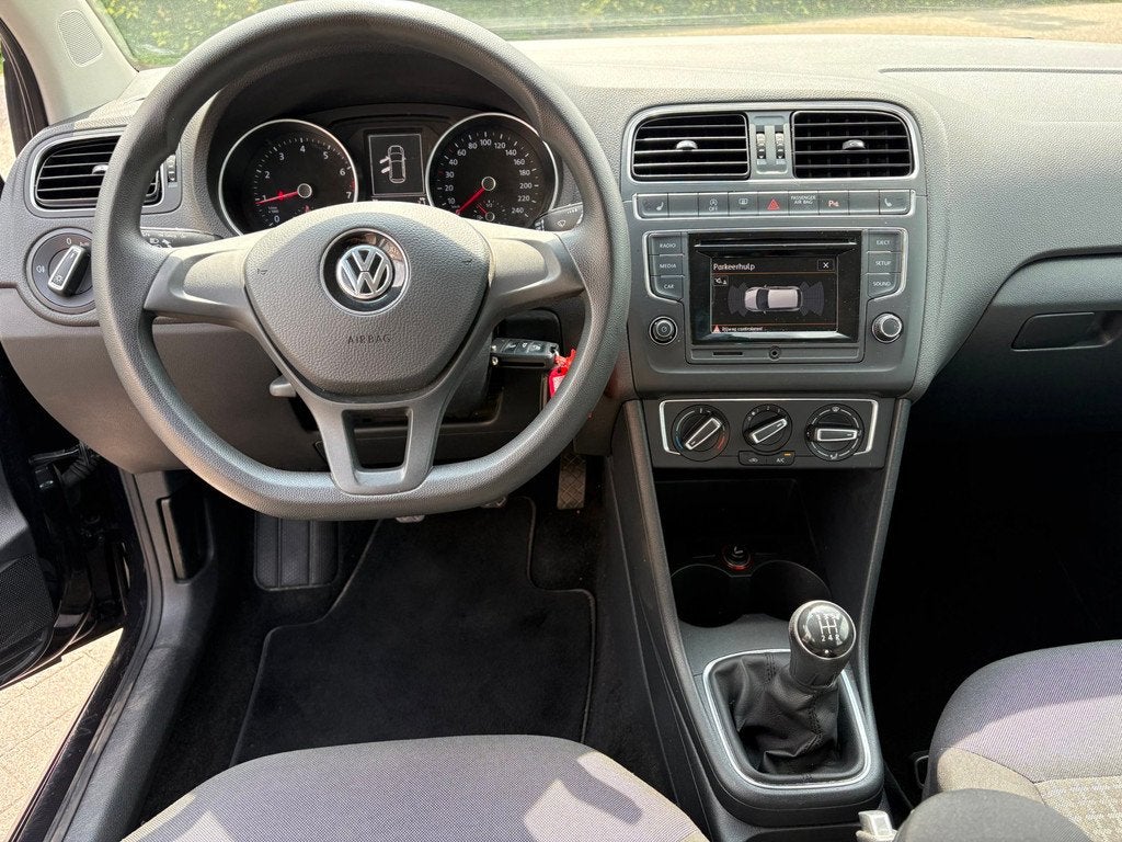 Volkswagen Polo 1.0 MPI Parkeersensoren/Stoel Vw/Cruise/Airc, Auto's, Volkswagen, Voorwielaandrijving, Gebruikt, Zwart, Zwart