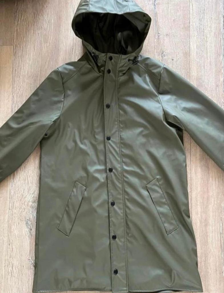 Groene regenjas met capuchon halflang Nieuw! Maat M, Ophalen of Verzenden, Nieuw, Regenjas