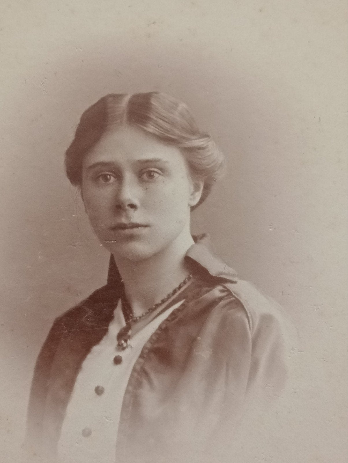 Antieke foto van jonge vrouw, Leon Hartman Bussum, Verzamelen, Foto's en Prenten, Gebruikt, Foto, Ophalen of Verzenden, Voor 1940
