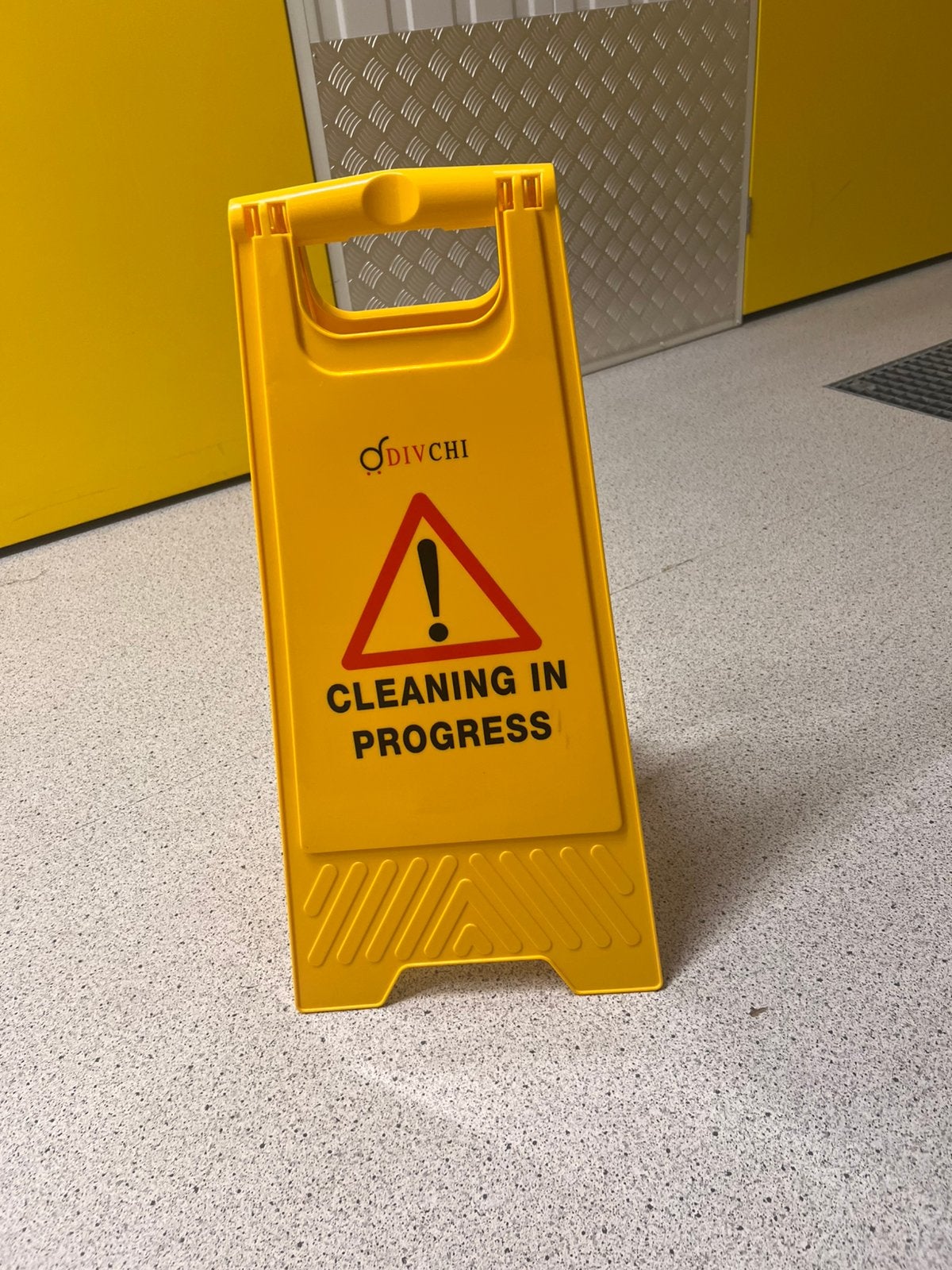 Geel Waarschuwingsbord Wet Floor / Cleaning in Progress, Ophalen