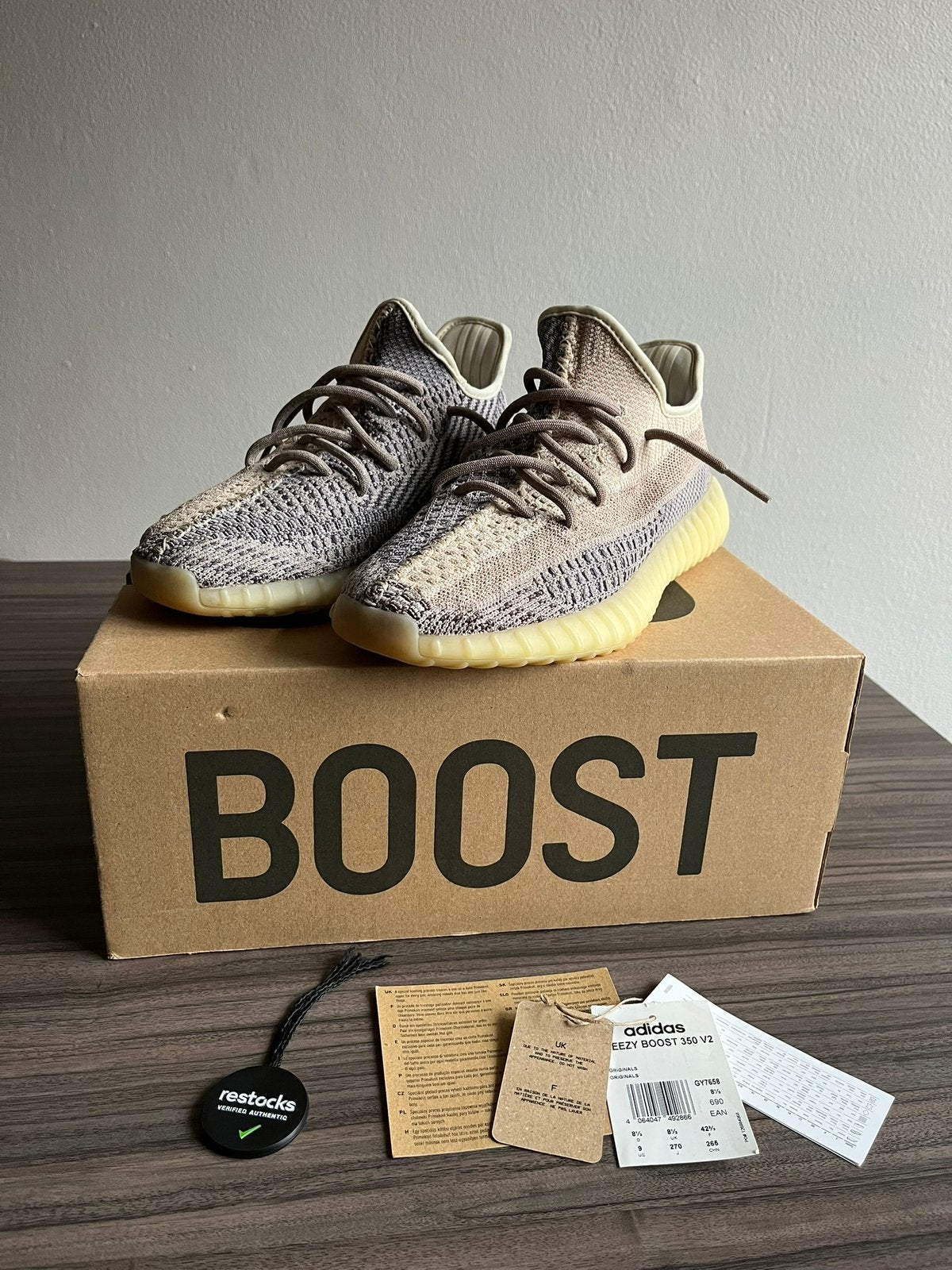 Jeezy boost 350 V2 Ash Pearl 42 2/3, Kleding | Heren, Schoenen, Overige kleuren, Ophalen of Verzenden, Sneakers of Gympen, Zo goed als nieuw