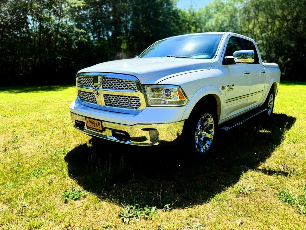 Dodge Ram LARAMIE 5.7 HEMI *UNIEK* 6 ZITS 2017 BOMVOL OPTIES, Auto's, Automaat, 5654 cc, Wit, Particulier