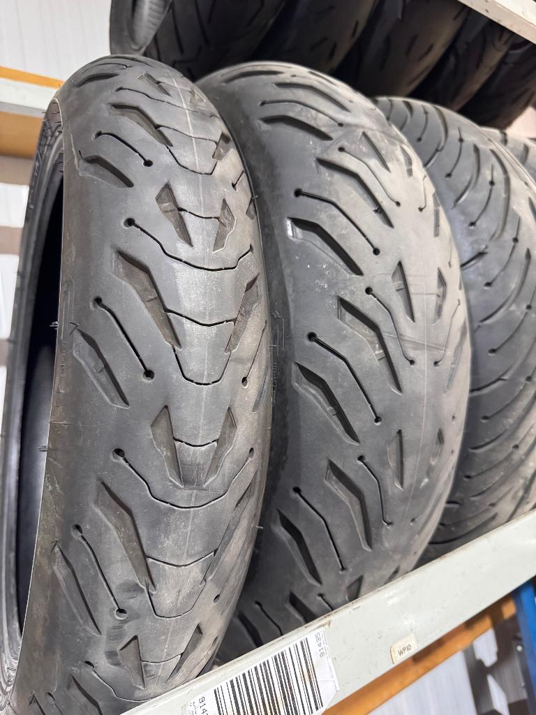Michelin Road 6 set 120/70 en 180/55 motorbanden, Motoren, Gebruikt, Ophalen of Verzenden, Michelin, Place des Carmes Déchaux, 63000 Clermont-Ferrand, Frankrijk