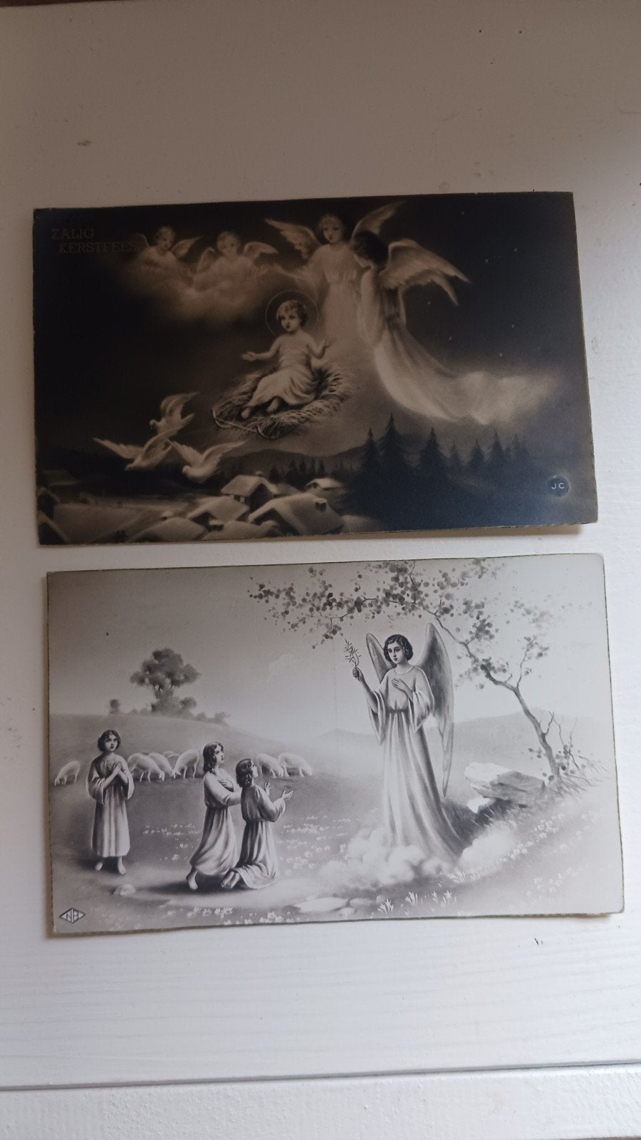 Oude Kerstkaarten - Engelen en Kersttaferelen (2 stuks), Ophalen of Verzenden, 1940 tot 1960, Gelopen, Feest(dag)