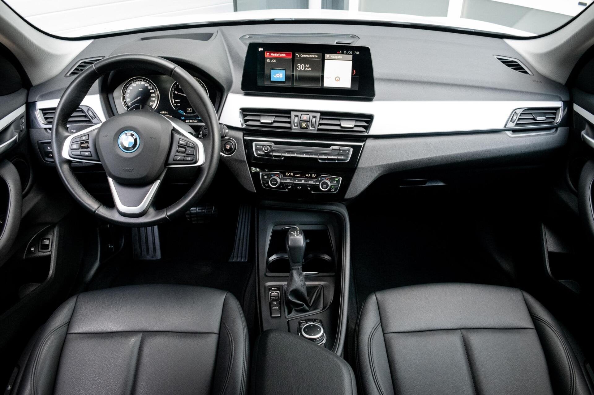 BMW X1 xDrive25e High Executive|1e EIGENAAR|ELEK.KLEP|HEAD-U, Auto's, BMW, Gebruikt, 750 kg, Met garantie (alle), Wit