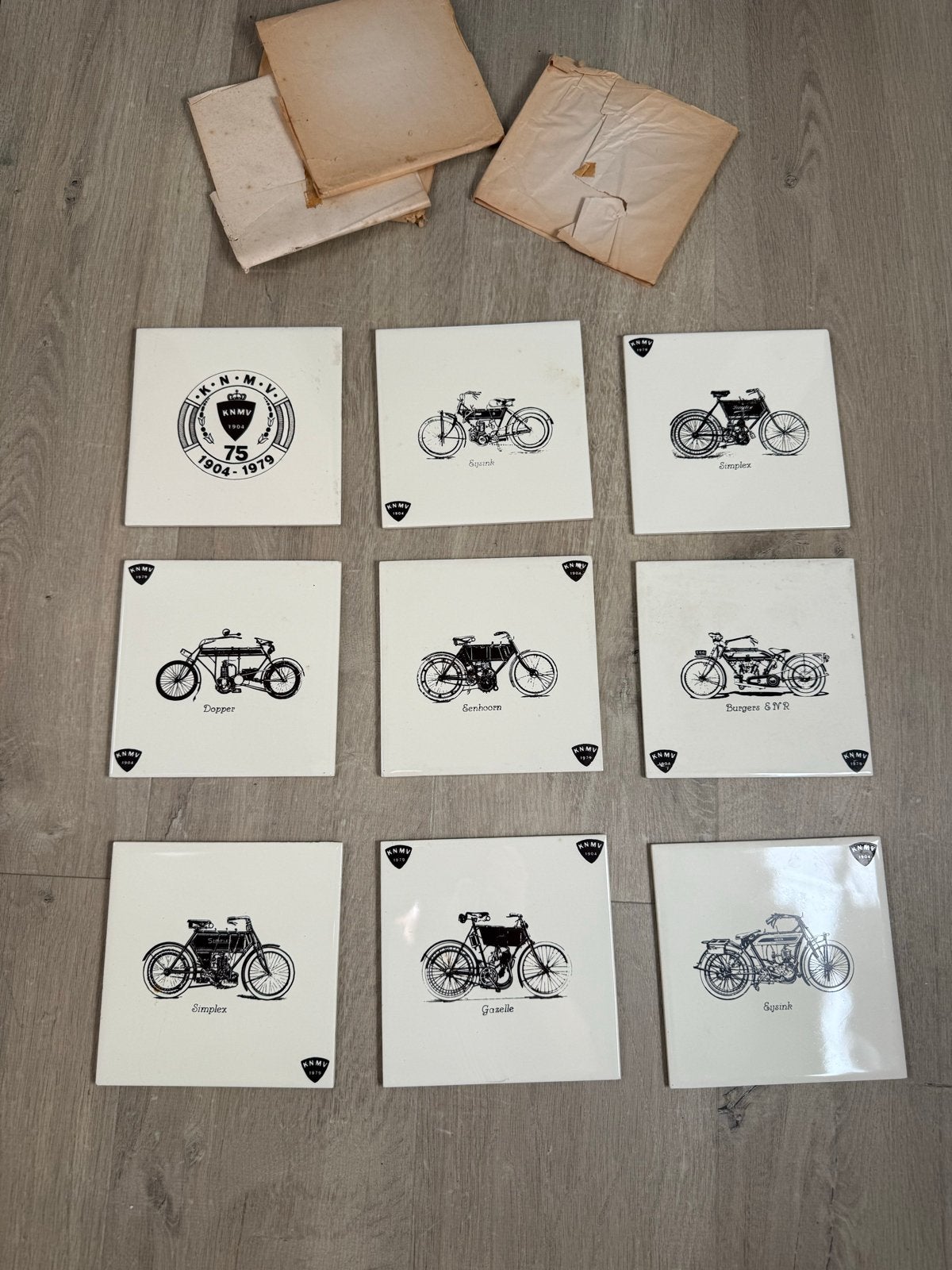 K.N.M.V. 75 jaar tegeltjes met oude motoren. 15cm, Ophalen of Verzenden