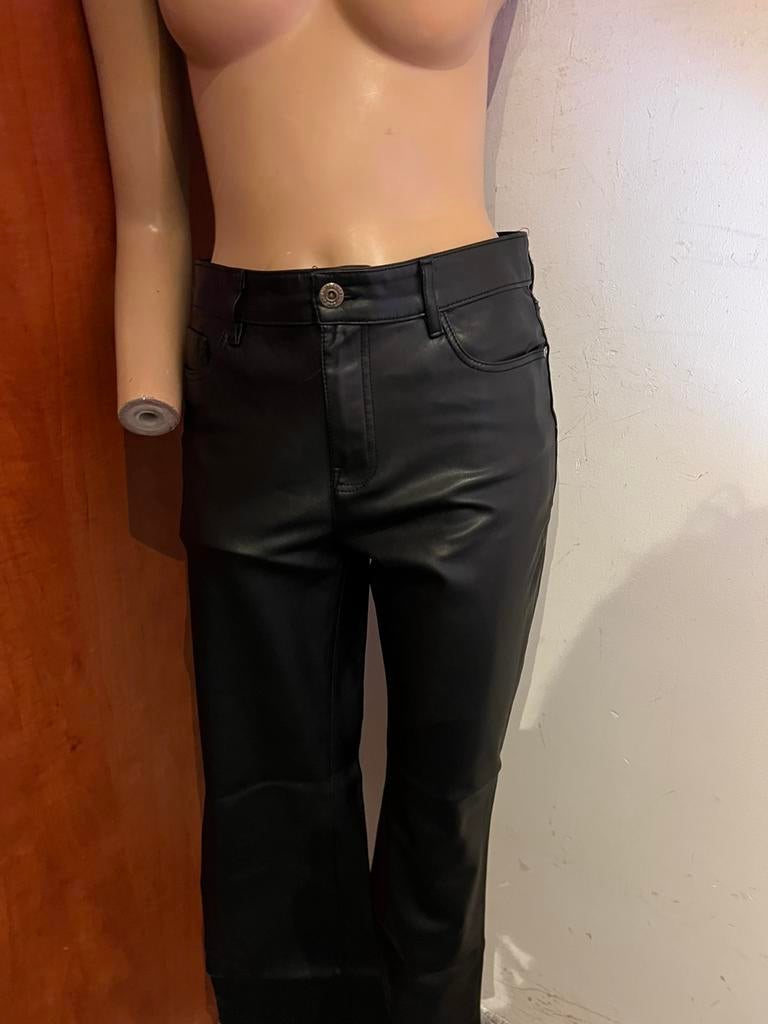 ZARA jeans vegan leer driekwart 30 m zgan, Kleding | Dames, Ophalen of Verzenden, Zo goed als nieuw, Zwart, W30 - W32 (confectie 38/40)