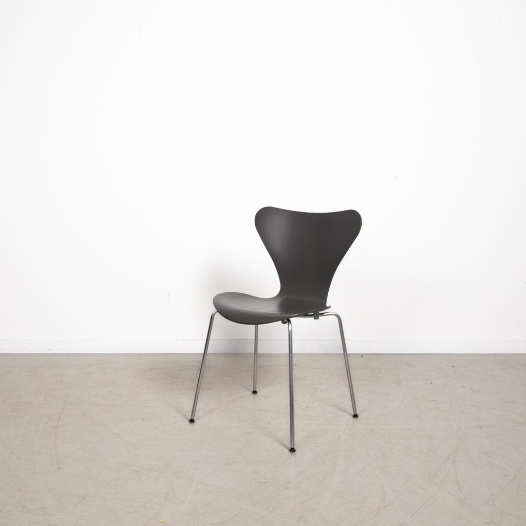 Fritz Hansen 3107 Stoel Donkergrijs Hout - Chroom, Niet ingevuld, Zo goed als nieuw, Niet ingevuld, Niet ingevuld