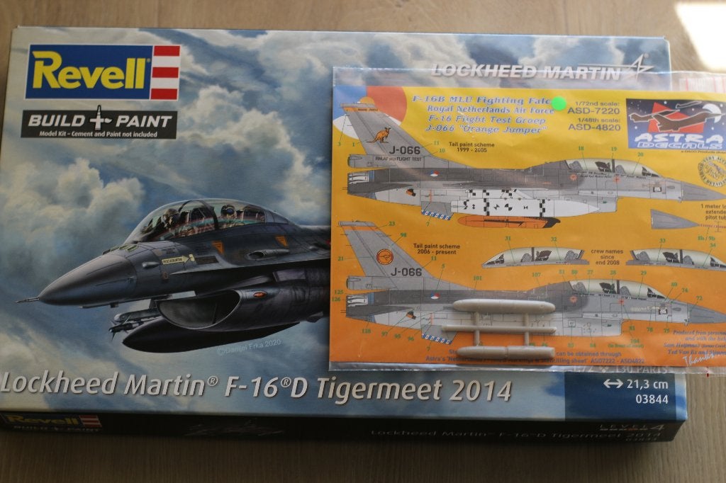 Revell F-16D Tigermeet 2014 met Orange Jumper decals, Hobby en Vrije tijd, 1:72 tot 1:144, Revell, Nieuw, Ophalen of Verzenden