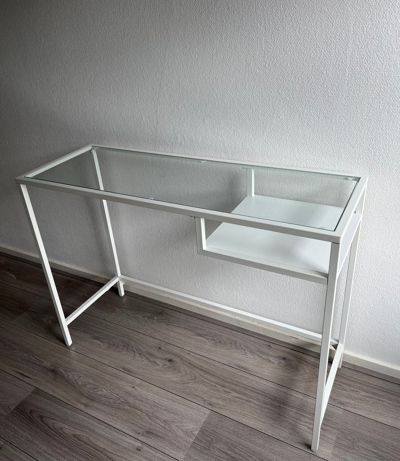 Wit Ikea bijzettafel / bureau, Huis en Inrichting, Tafels | Bijzettafels, Ophalen, 75 cm of meer, Modern, 60 cm of meer