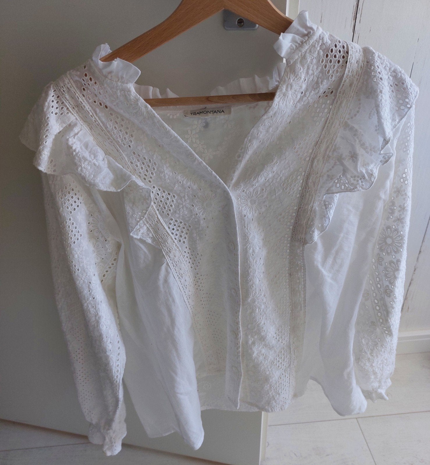 Tramontana witte blouse met broderie en ruches, Tramontana, Wit, Maat 42/44 (L), Ophalen of Verzenden