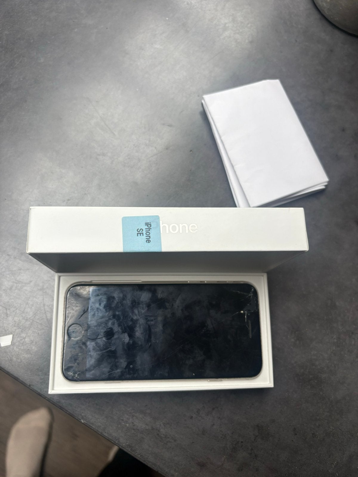 Van alles: iPhone SE (2020) - Zwart - Gebruikt met barsten, Telecommunicatie, Mobiele telefoons | Apple iPhone, Ophalen, Gebruikt