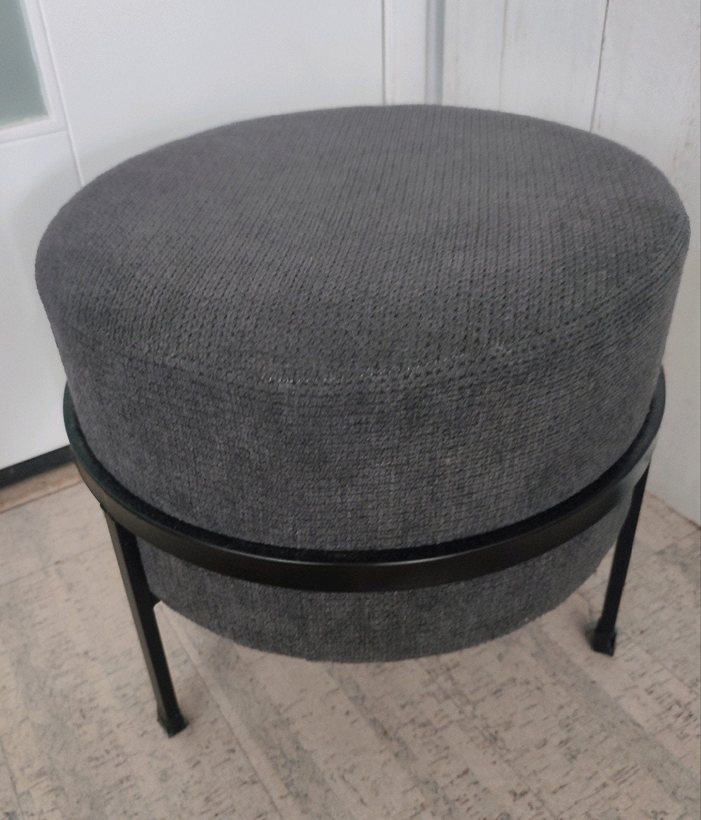 Rond donkergrijs poefje / bijzettafeltje metalen poten 35 cm, Minder dan 50 cm, Rond, Minder dan 50 cm, Ophalen of Verzenden