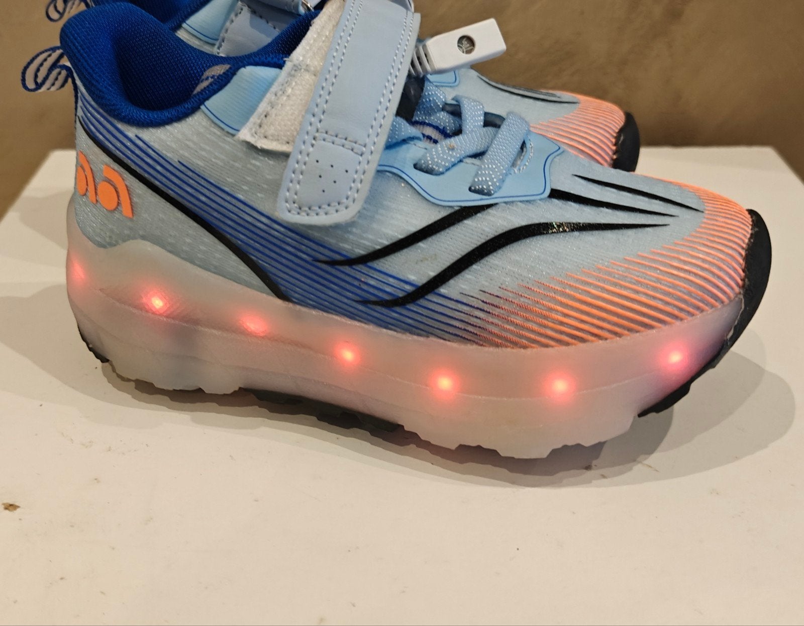 Rol sneakers met licht en bescherming - Maat 31, Ophalen of Verzenden, Zo goed als nieuw, Kinderen