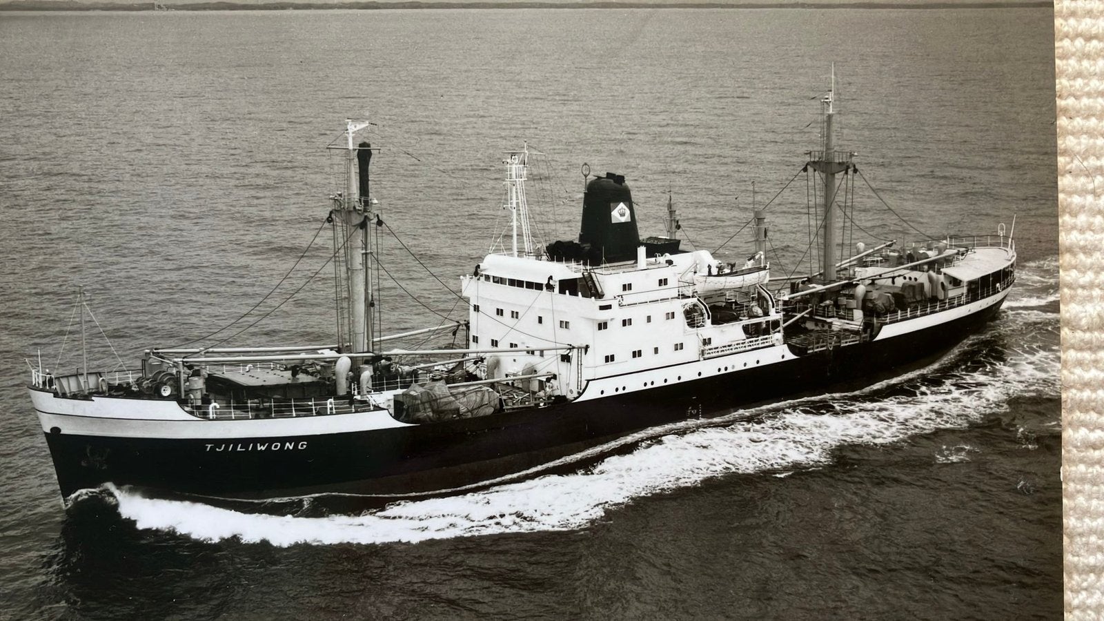 Zaltbommel Werf De Waal  TJILIWONG KJCPL Airphoto, Verzamelen, Ophalen of Verzenden, 1960 tot 1980, Zuid-Holland