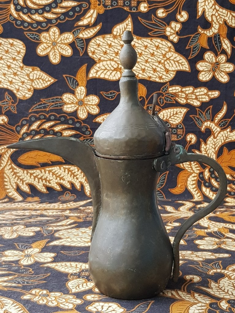 Mooie antieke Oosterse koffiepot of dallah van koper 30 cm.