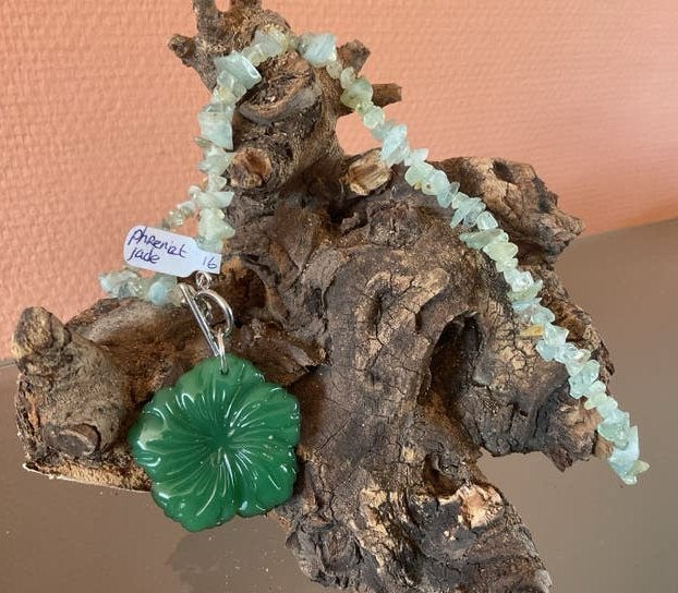 Ketting met phreniet split kraaltjes en groene jade hanger, Nieuw, Ophalen of Verzenden, Steen of Mineraal, Met edelsteen