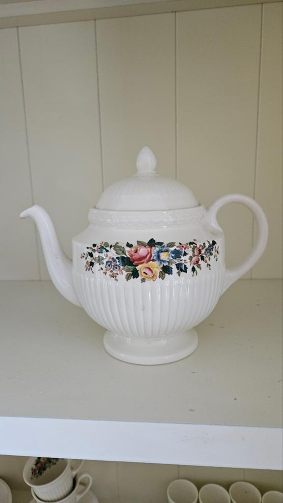 Wedgwood schalen, kopjes, theepot en soepkommen, Ophalen, Zo goed als nieuw, Aardewerk, Wedgwood