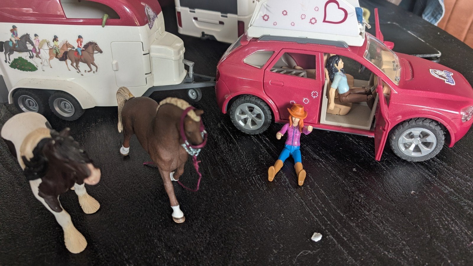 Schleich auto met paardentrailer, paarden en ruiters, Ophalen of Verzenden, Gebruikt, Meisje